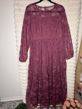 Women's Mauve Lace Long-Sleeve Midi Dress